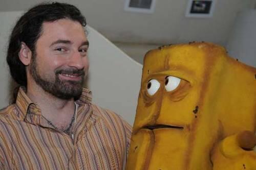 Tommy Krappweis mit seiner Erfindung, der Kika-Figur Bernd, das Brot.