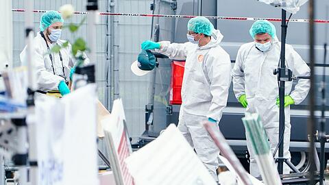 Mitarbeiter der Spurensicherung am Tatort.