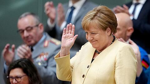 Beim gescheiterten ersten Kanzler-Wahlgang von Friedrich Merz saß Angela Merkel auf der Ehrentribüne. Beim zweiten Anlauf fehlte die Altkanzlerin. Die Gratulation kam später auf einem anderen Weg.