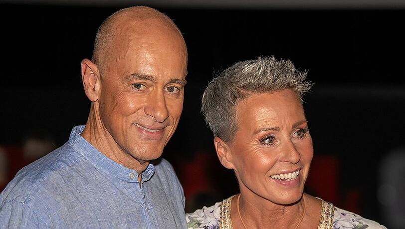 2027 feiern Jens Oliver Haas und Sonja Zietlow ihre Silberne Hochzeit. Wie die Moderatorin betont, versucht das Paar aber, es sich immer "schön" zu machen - auch unabhängig von Jubiläen. 2027 feiern Jens Oliver Haas und Sonja Zietlow ihre Silberne Hochzeit. Wie die Moderatorin betont, versucht das Paar aber, es sich immer "schön" zu machen - auch unabhängig von Jubiläen.