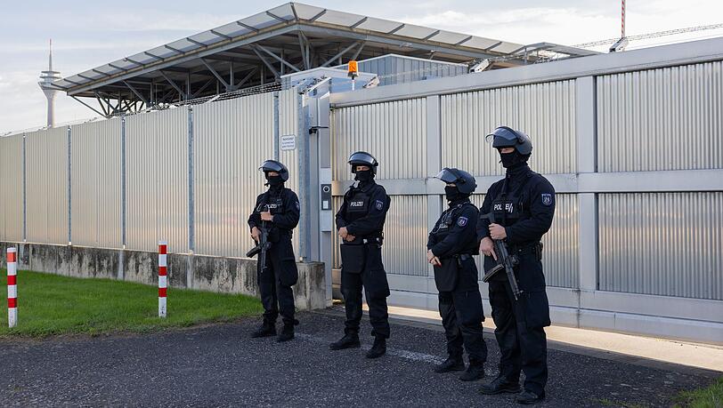 Scharfe Sicherheitsvorkehrungen am Prozessgebäude. Scharfe Sicherheitsvorkehrungen am Prozessgebäude.