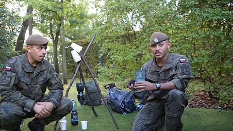 Zwei Soldaten der polnischen Territorialstreitkr&auml;fte zeigen, wie man verdrecktes Wasser reinigt.
