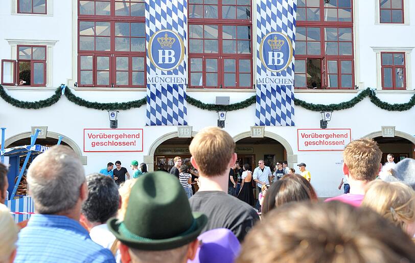 3,5 Millionen Gäste aus aller Welt: Zur Wiesn-Halbzeit wurden 3,4 Millionen Maß Bier getrunken. Bei den Münchnern war besonders der nostalgische Festbereich der &bdquo;Oidn Wiesn&ldquo; beliebt &ndash; etwa 200 000 Besucher waren dort schon zu Gast. Die Zwischenbilanz von Polizei und Rettungskräften fällt positiv aus.