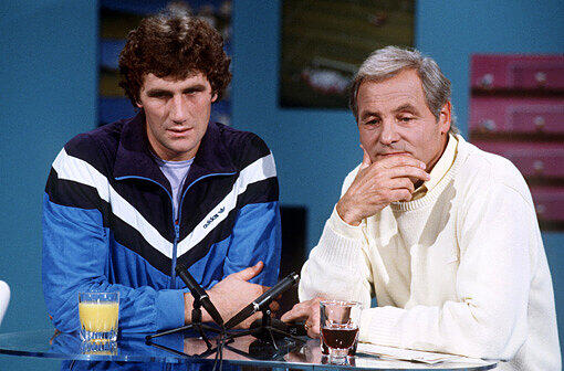 Und so sah "Das aktuelle Sportstudio" mit Valériens Moderation aus: In dieser Aufnahme aus dem Oktober 1983 schaut er sich gemeinsam mit dem Torwart Jean-Marie Pfaff (l.) eine Spielszene auf einem Bildschirm an.