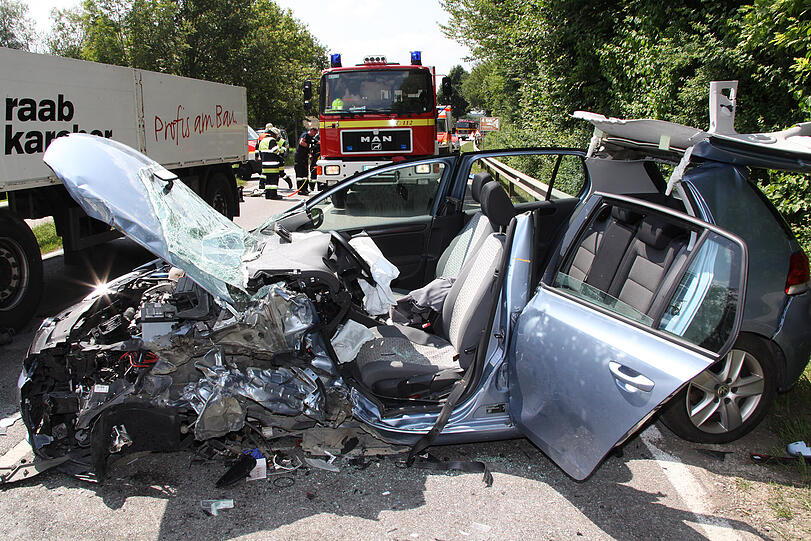Schwerer Unfall bei Kraiburg - Bilder von der Unfallstelle