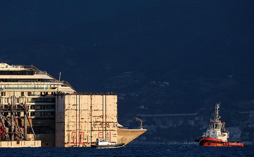 Die knapp viertägige Reise vom Unglücksort vor der Insel Giglio verlief für die "Costa Concordia", ihre vier Schlepper und zehn Begleitschiffe ohne größere Probleme.