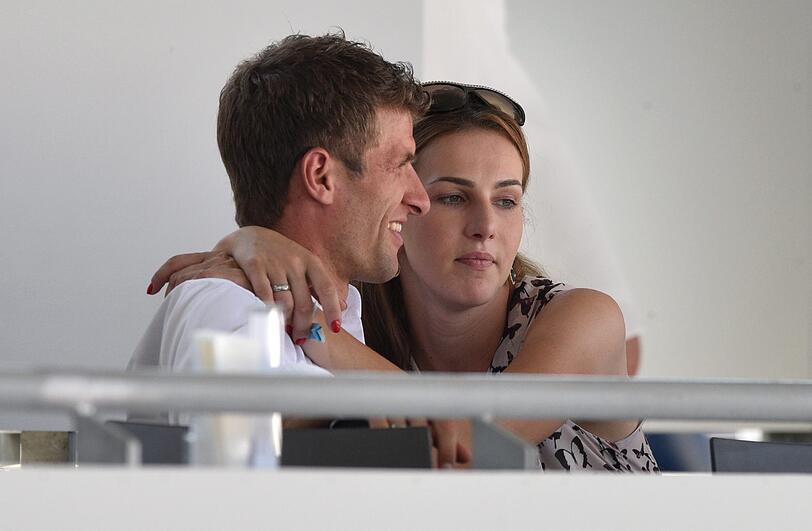 Im November 2009 hat Thomas Müller seine Jugendliebe Lisa geheiratet.