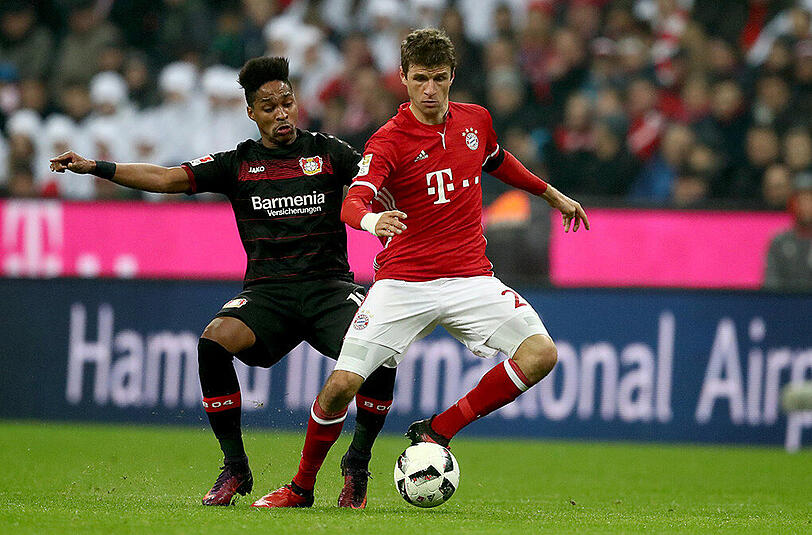 Leverkusens Wendell (links) attackiert Bayern-Angreifer Thomas Müller.