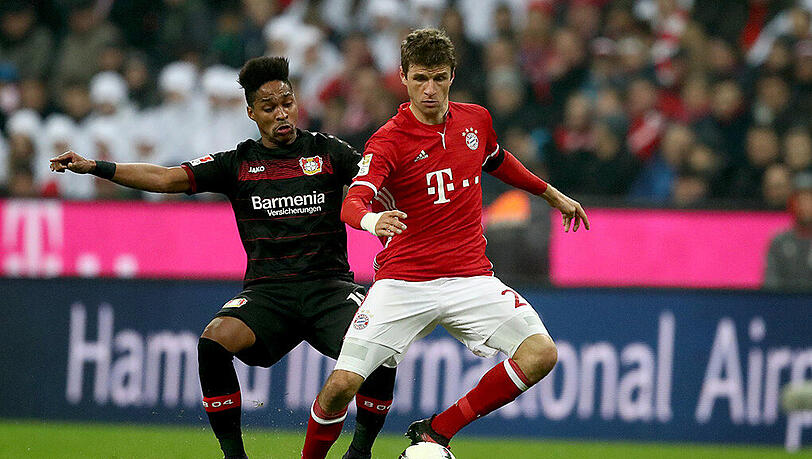 Leverkusens Wendell (links) attackiert Bayern-Angreifer Thomas Müller.