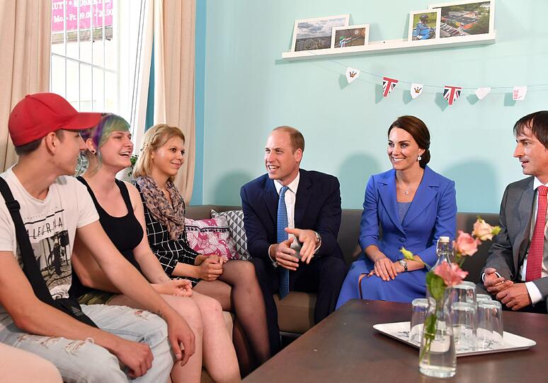 Prinz William und Herzogin Kate sprechen mit Jugendlichen im Berliner Kinder- und Jugendhaus "Bolle"