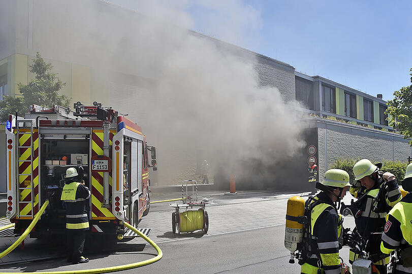 In der Garage des Gymnasiums brannten drei Autos. Die Bilder vom Feuerwehreinsatz.