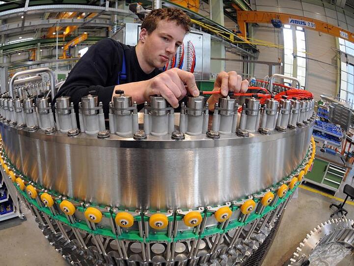 Ein Mitarbeiter von Krones in Aktion. Foto: Armin Weigel/dpa/Archivbild