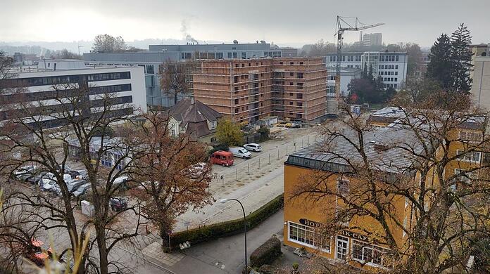 In den vergangenen Monaten ist im ehemaligen Garten der Sturm-Villa ein sechsstöckiger Wohnkomplex errichtet worden. Dieser habe sowohl zur Sturm-Villa als auch in Richtung ihres Gebäudes Außenwände ohne Fenster, kritisieren Anwohner der Papiererstraße 36a.