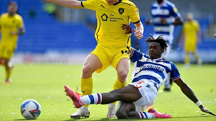Wird ein Bayer: Omar Richards (r.) vom FC Reading.