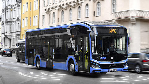 Einen Linienbus der MVG "liehen" sich drei Männer in der Nacht auf Dienstag in München. Das Fahrzeug unbeschadet wieder zurückzubringen, vermochten sie nicht. (Symbolbild)