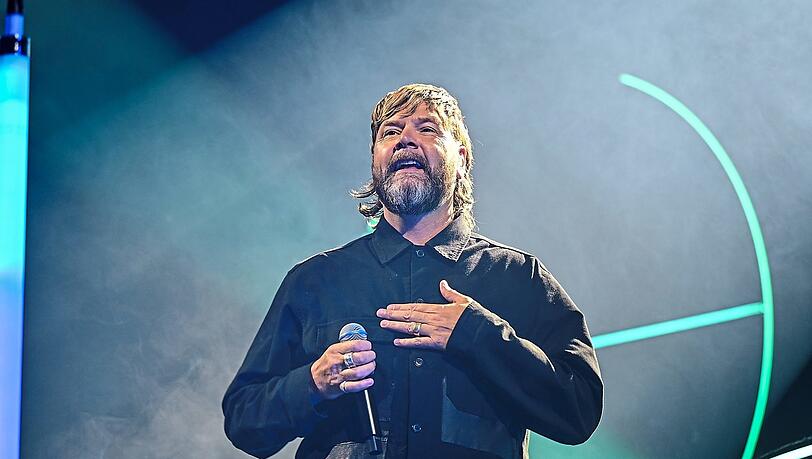 Rea Garvey bedankt sich bei der Eröffnung eines Festivals in Nordrhein-Westfalen bei seinen Fans. Rea Garvey bedankt sich bei der Eröffnung eines Festivals in Nordrhein-Westfalen bei seinen Fans.