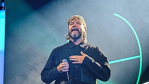 Rea Garvey bedankt sich bei der Eröffnung eines Festivals in Nordrhein-Westfalen bei seinen Fans.