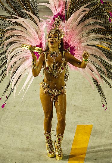 In der Stadt am Zuckerhut ist der "Carnaval 2012" auf seinem Höhepunkt: Zehntausende Tänzer, Tänzerinnen und Trommler zogen in der Nacht zum Dienstag erneut mit riesigen Motivwagen durch Rios Sambódromo an begeisterten Zuschauern vorbei - sehen Sie hier die Bilder...