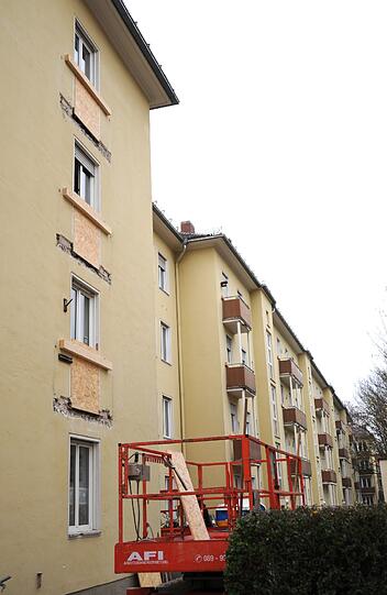 Die ersten Ost-Balkone sind schon weg. Damit die Mieter nicht aus den Fenstertüren fallen, werden die halbhoch verschalt.