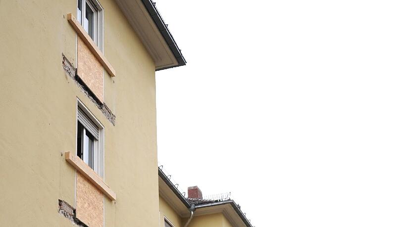 Die ersten Ost-Balkone sind schon weg. Damit die Mieter nicht aus den Fenstertüren fallen, werden die halbhoch verschalt. Die ersten Ost-Balkone sind schon weg. Damit die Mieter nicht aus den Fenstertüren fallen, werden die halbhoch verschalt.