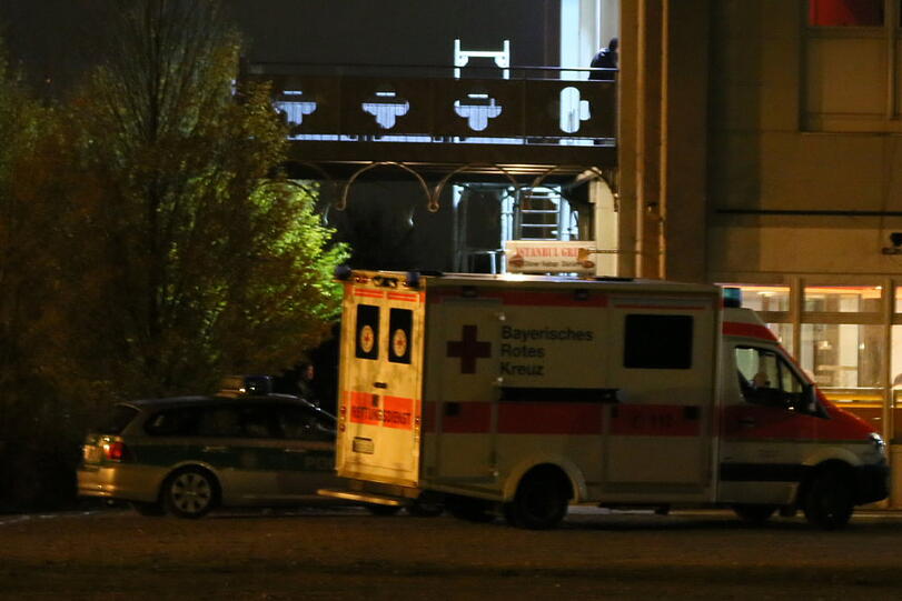 Polizei und Rettung im Flüchtlingsheim. Die Bilder von der Einsatz-Nacht.