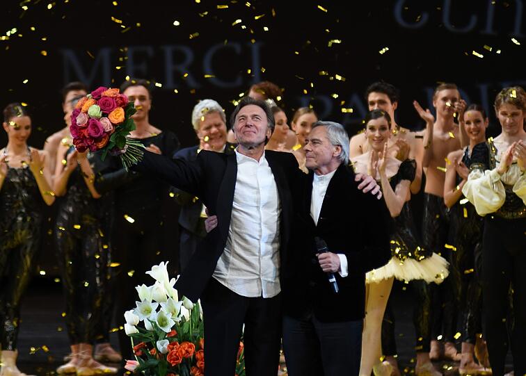 Ivan Liska (links) mit John Neumeier beim Schlussapplaus.