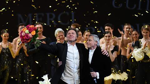 Ivan Liska (links) mit John Neumeier beim Schlussapplaus.