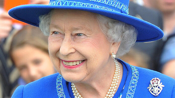 Bei ihr läuft alles rund: Königin Elizabeth II. Dafür sorgen im Hintergrund eine Vielzahl von Helfern. (Archivbild)