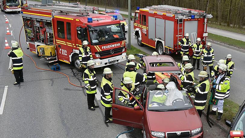 Der junge Mann ist mit einem BMW und einem Mini kollidiert.