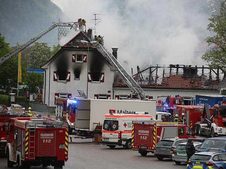 Einsatzkräfte der Feuerwehr bekämpfen ein Feuer in einer Gaststätte im Landkreis Berchtesgadener Land. Foto: Bayerisches Rotes Kreuz BRK