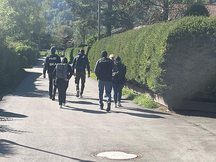 Maskierte Polizisten kommen bei einer Razzia zu einem Haus des russischen Oligarchen Usmanow. Im Zusammenhang mit Ermittlungen gegen einen Russen wegen Verstoßes gegen das Außenwirtschaftsgesetz sind am Mittwoch bundesweit 24 Häuser und Wohnungen durchsucht worden.