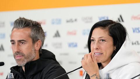Jennifer Hermoso und Spaniens Cheftrainer Jorge Vilda bei der Pressekonferenz in Auckland.