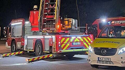 Starker Gasgeruch hat am Montagabend für einen Großeinsatz der Münchner Feuerwehr gesorgt.