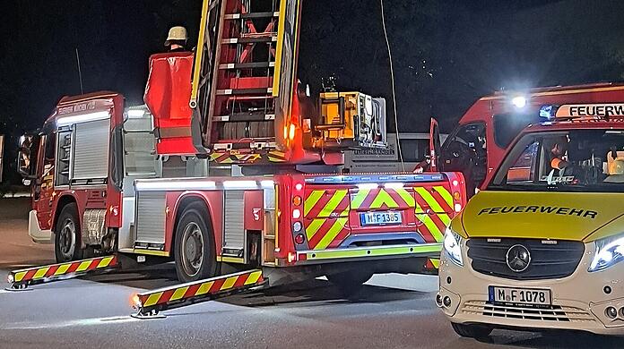 Starker Gasgeruch hat am Montagabend für einen Großeinsatz der Münchner Feuerwehr gesorgt.