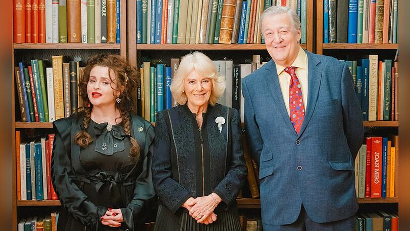 K&ouml;nigin Camilla feierte mit Schauspielerin Helena Bonham Carter (l.) und Autor Stephen Fry die historische Bibliothek.