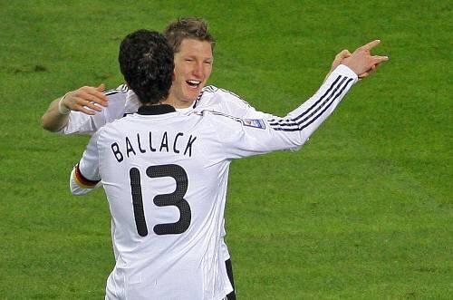 Der Kapitän und sein Kronprinz: Michael Ballack mit Bastian Schweinsteiger, mit dem er einst beim FC Bayern zusammengespielt hat.
