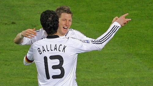 Der Kapitän und sein Kronprinz: Michael Ballack mit Bastian Schweinsteiger, mit dem er einst beim FC Bayern zusammengespielt hat. Der Kapitän und sein Kronprinz: Michael Ballack mit Bastian Schweinsteiger, mit dem er einst beim FC Bayern zusammengespielt hat.