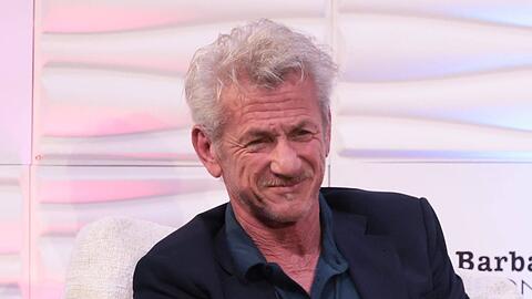 Sean Penn erhielt in Kiew einen symbolischen Oscar aus Stahl eines im Krieg besch&auml;digten Zuges.