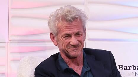 Sean Penn erhielt in Kiew einen symbolischen Oscar aus Stahl eines im Krieg besch&auml;digten Zuges.