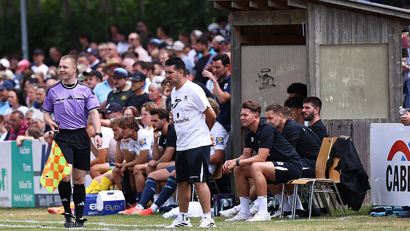 Sah in der ersten Halbzeit ein gutes Testspiel seiner Jungs: L&ouml;wen-Coach Alper Kayabunar.