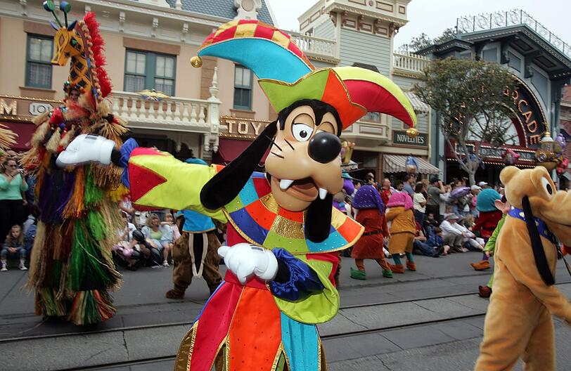 Mit rund 39 Prozent aller Stimmen setzte sich das Wort "goofy" bei der Wahl des Jugendwortes 2023 klar durch. Gemeinhin kann man es als Attribut f&uuml;r jemanden verstehen, der tollpatschig oder vertrottelt ist. Die N&auml;he zur popul&auml;ren Disney-Figur ist also durchaus da.