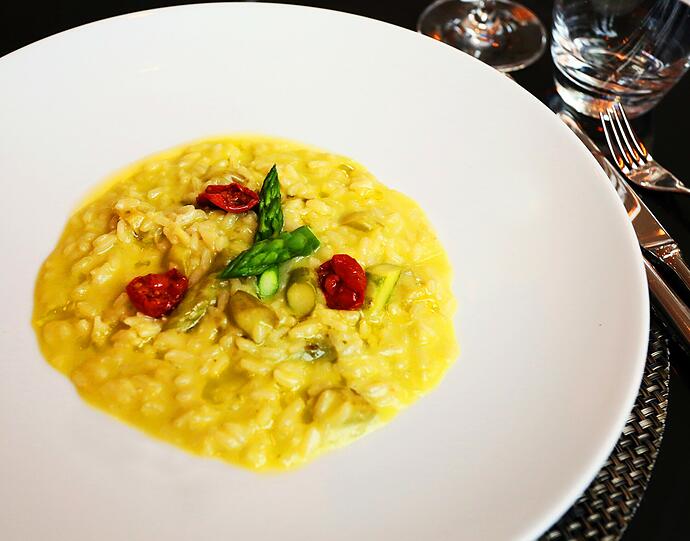 Risotto vom grünen Spargel, konfierte Tomaten