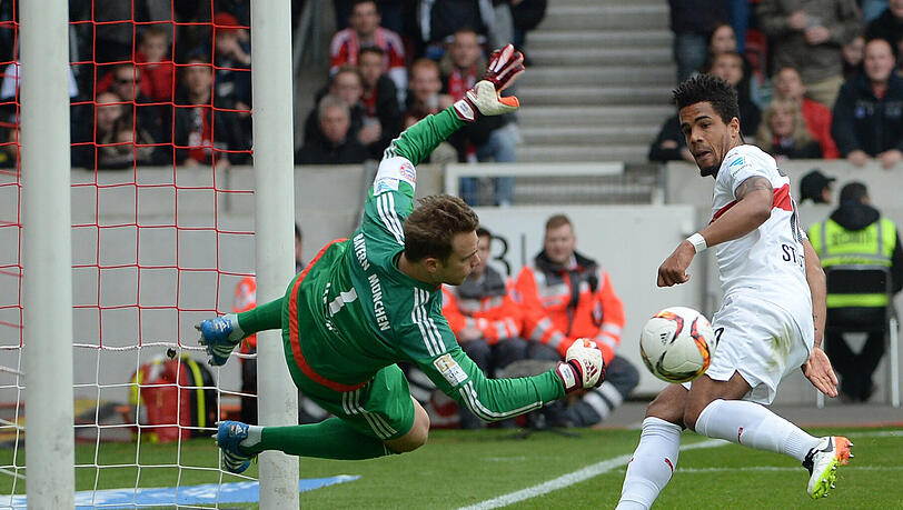 Manuel Neuer: Note 2. Rettete nach elf Minuten aus kurzer Distanz mit tollem Reflex gegen Didavi. Es wäre die VfB-Führung gewesen. Einziger Malus: Schwaches Abspiel kurz vor der Pause in die Füße des Gegners. Machtlos bei der Bogenlampe im Sitzen von Didavi zum 1:2. Manuel Neuer: Note 2. Rettete nach elf Minuten aus kurzer Distanz mit tollem Reflex gegen Didavi. Es wäre die VfB-Führung gewesen. Einziger Malus: Schwaches Abspiel kurz vor der Pause in die Füße des Gegners. Machtlos bei der Bogenlampe im Sitzen von Didavi zum 1:2.