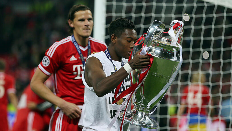 David Alaba mit der begehrten Trophäe.