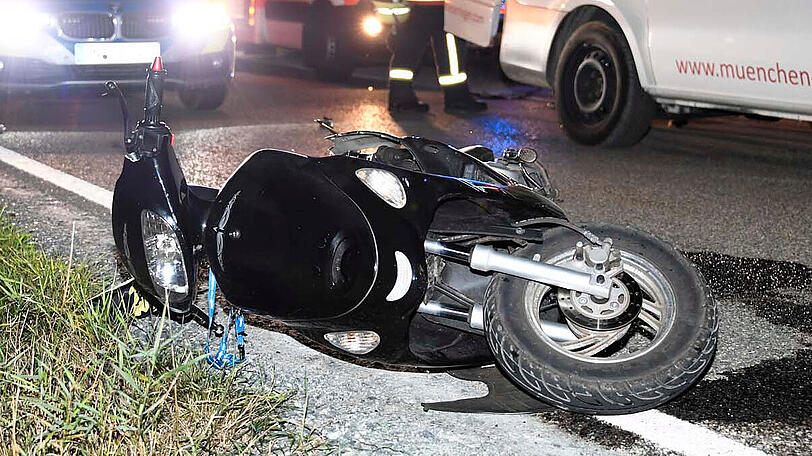 Der Rollerfahrer erlag trotz eingeleiteter Reanimationsmaßnahmen noch am Unfallort seinen schweren Verletzungen. Der Fahrer des ebenfalls beteiligten Pkw fuhr davon.