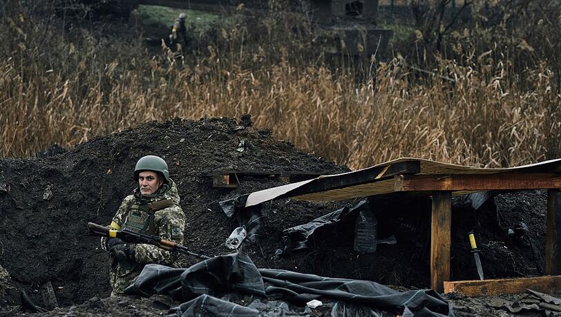 Ein ukrainischer Soldat steht in einem Stellungsgraben in Bachmut.