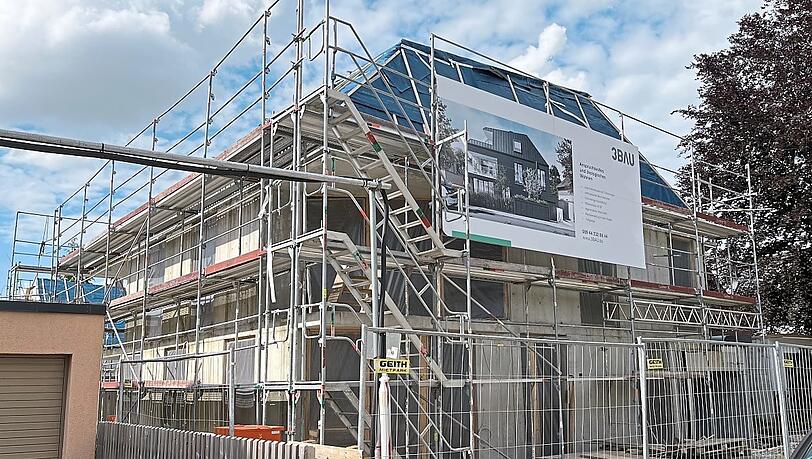 Der Rohbau für dieses "Effizienzhaus" in der Iltisstraße (Waldtrudering) steht seit Juli 2022. Fünf Familien sollten hier einziehen. Der Rohbau für dieses "Effizienzhaus" in der Iltisstraße (Waldtrudering) steht seit Juli 2022. Fünf Familien sollten hier einziehen.
