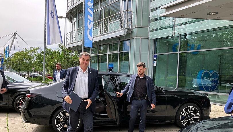Ministerpräsident Markus Söder kommt an der Parteizentrale der CSU in München an.