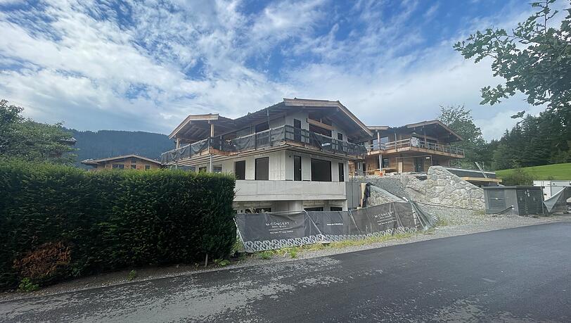 Bei Kitzbühel baut das Unternehmen M-Concept Luxus-Chalets. Für ein unfertiges – das persönliche des Firmenchefs – gab es bereits einen gerichtlichen Zwangsversteigerungstermin.