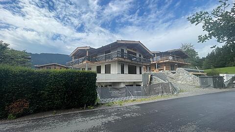 Bei Kitzbühel baut das Unternehmen M-Concept Luxus-Chalets. Für ein unfertiges – das persönliche des Firmenchefs – gab es bereits einen gerichtlichen Zwangsversteigerungstermin.